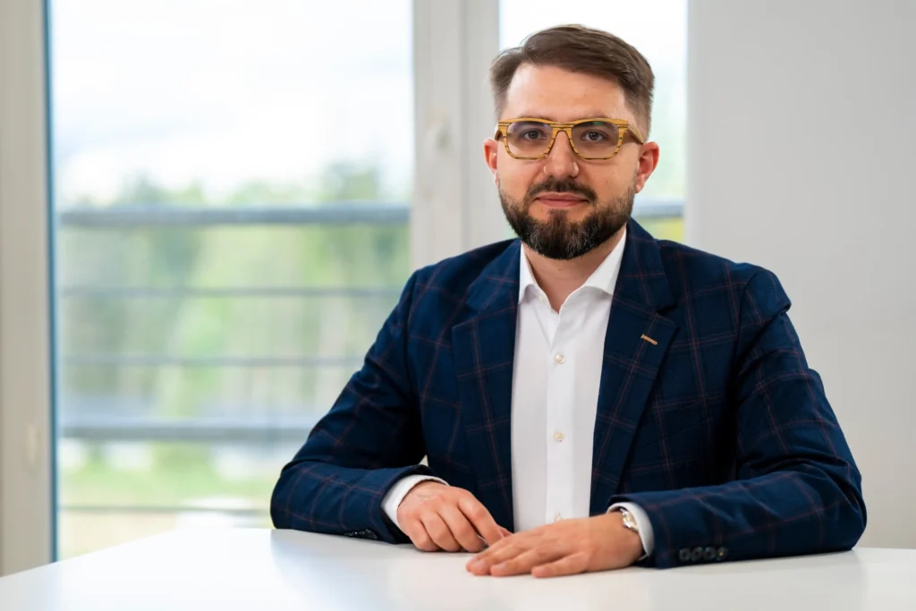 Dr Maciej Koźlik w gabinecie chirurgii plastycznej - Wrocław