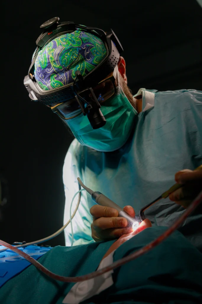 Artykuły naukowe i badania dotyczące chirurgii plastycznej, w tym prace dotyczące nowoczesnych technik rekonstrukcyjnych.